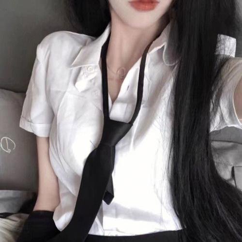 卧窗封面